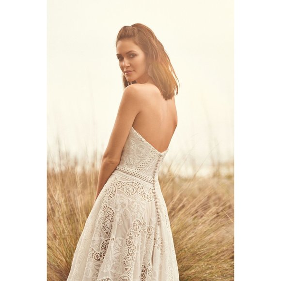 Lillian West 66115 Sample Wedding Gown Size 14 - Picture 4 of 11